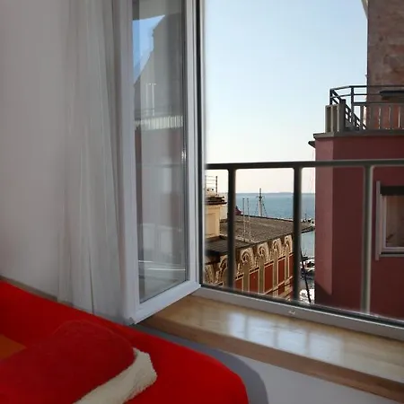 Prostoren Apartma V Srcu Pirana - Spacious In The Heart Of *