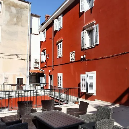 Prostoren Apartma V Srcu Pirana - Spacious In The Heart Of Lägenhet *